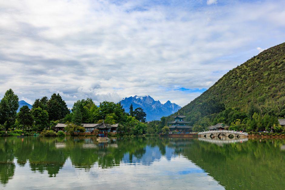 云南深度游:民族风情与山水秘境